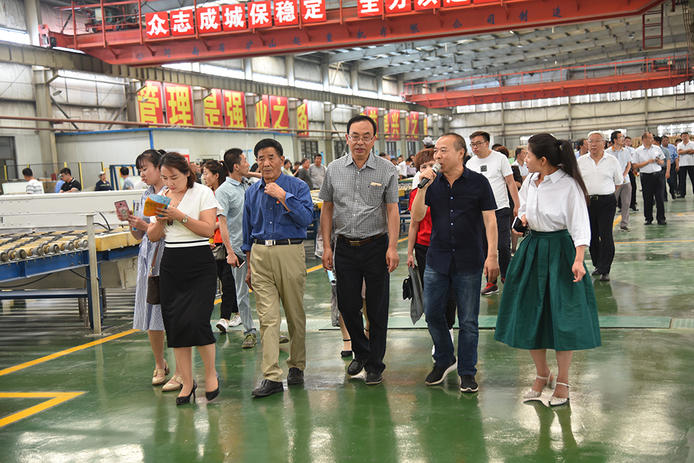 长治市工商界百余人在日盛达集团参观